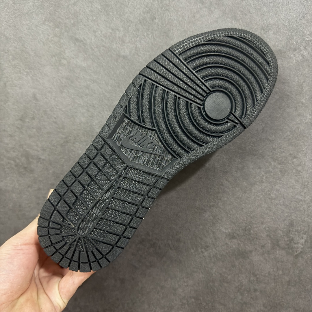 图片[9]-【定制版】Undefeated x Travis Scott x Air Jordan 1 Low Und x AJ1 低帮 灰白黑倒钩 AJ1 乔丹1代 aj1 乔1 低邦 灰白黑倒勾 乔丹篮球鞋系列 鞋款整体以米白色为底搭配灰色麂皮框架覆盖层，标志性的反钩Swoosh Logo采用灰色麂皮点缀，内侧也辅以灰色麂皮Swoosh Logo呈现，鞋舌等多处TS标志性元素均得以保留；鞋舌绣标上以Und品牌Logo呈现，鞋头处迷你Swoosh Logo黑色妆点，后跟的鬼脸Logo标志和Wings Logo采用黑色缝线打造，后跟绣有Und品牌Logo，彰显联名身份；最后以米白色中底搭配黑色橡胶外底完善整体设计收尾。 货号：DD7866-116 尺码：36 36.5 37.5 38 38.5 39 40 40.5 41 42 42.5 43 44 44.5 45 编码：HXSB330340-选品中心