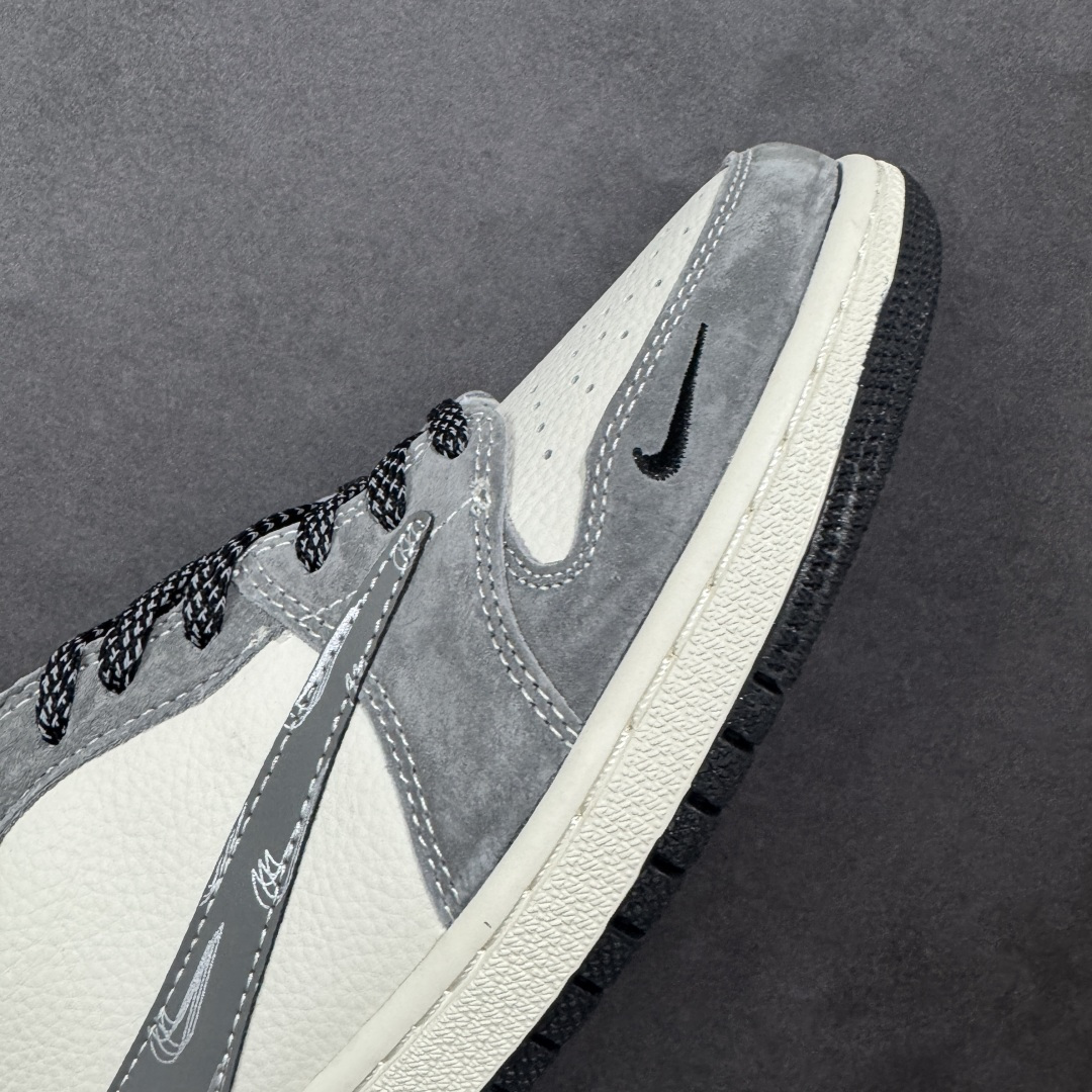 图片[5]-【定制版】Undefeated x Travis Scott x Air Jordan 1 Low Und x AJ1 低帮 灰白黑倒钩 AJ1 乔丹1代 aj1 乔1 低邦 灰白黑倒勾 乔丹篮球鞋系列 鞋款整体以米白色为底搭配灰色麂皮框架覆盖层，标志性的反钩Swoosh Logo采用灰色麂皮点缀，内侧也辅以灰色麂皮Swoosh Logo呈现，鞋舌等多处TS标志性元素均得以保留；鞋舌绣标上以Und品牌Logo呈现，鞋头处迷你Swoosh Logo黑色妆点，后跟的鬼脸Logo标志和Wings Logo采用黑色缝线打造，后跟绣有Und品牌Logo，彰显联名身份；最后以米白色中底搭配黑色橡胶外底完善整体设计收尾。 货号：DD7866-116 尺码：36 36.5 37.5 38 38.5 39 40 40.5 41 42 42.5 43 44 44.5 45 编码：HXSB330340-选品中心
