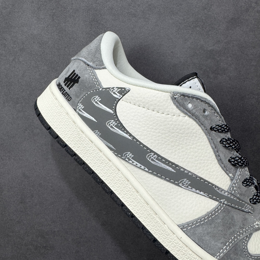 图片[6]-【定制版】Undefeated x Travis Scott x Air Jordan 1 Low Und x AJ1 低帮 灰白黑倒钩 AJ1 乔丹1代 aj1 乔1 低邦 灰白黑倒勾 乔丹篮球鞋系列 鞋款整体以米白色为底搭配灰色麂皮框架覆盖层，标志性的反钩Swoosh Logo采用灰色麂皮点缀，内侧也辅以灰色麂皮Swoosh Logo呈现，鞋舌等多处TS标志性元素均得以保留；鞋舌绣标上以Und品牌Logo呈现，鞋头处迷你Swoosh Logo黑色妆点，后跟的鬼脸Logo标志和Wings Logo采用黑色缝线打造，后跟绣有Und品牌Logo，彰显联名身份；最后以米白色中底搭配黑色橡胶外底完善整体设计收尾。 货号：DD7866-116 尺码：36 36.5 37.5 38 38.5 39 40 40.5 41 42 42.5 43 44 44.5 45 编码：HXSB330340-选品中心