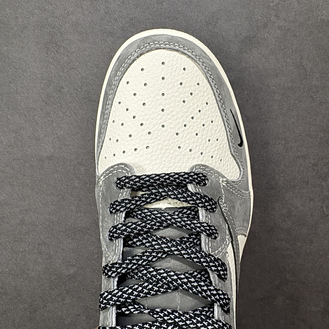 图片[8]-【定制版】Undefeated x Travis Scott x Air Jordan 1 Low Und x AJ1 低帮 灰白黑倒钩 AJ1 乔丹1代 aj1 乔1 低邦 灰白黑倒勾 乔丹篮球鞋系列 鞋款整体以米白色为底搭配灰色麂皮框架覆盖层，标志性的反钩Swoosh Logo采用灰色麂皮点缀，内侧也辅以灰色麂皮Swoosh Logo呈现，鞋舌等多处TS标志性元素均得以保留；鞋舌绣标上以Und品牌Logo呈现，鞋头处迷你Swoosh Logo黑色妆点，后跟的鬼脸Logo标志和Wings Logo采用黑色缝线打造，后跟绣有Und品牌Logo，彰显联名身份；最后以米白色中底搭配黑色橡胶外底完善整体设计收尾。 货号：DD7866-116 尺码：36 36.5 37.5 38 38.5 39 40 40.5 41 42 42.5 43 44 44.5 45 编码：HXSB330340-选品中心