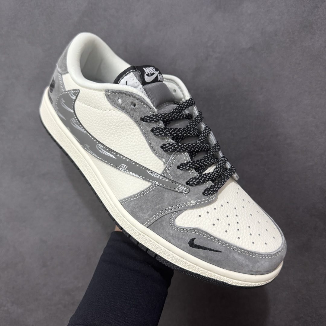 图片[3]-【定制版】Undefeated x Travis Scott x Air Jordan 1 Low Und x AJ1 低帮 灰白黑倒钩 AJ1 乔丹1代 aj1 乔1 低邦 灰白黑倒勾 乔丹篮球鞋系列 鞋款整体以米白色为底搭配灰色麂皮框架覆盖层，标志性的反钩Swoosh Logo采用灰色麂皮点缀，内侧也辅以灰色麂皮Swoosh Logo呈现，鞋舌等多处TS标志性元素均得以保留；鞋舌绣标上以Und品牌Logo呈现，鞋头处迷你Swoosh Logo黑色妆点，后跟的鬼脸Logo标志和Wings Logo采用黑色缝线打造，后跟绣有Und品牌Logo，彰显联名身份；最后以米白色中底搭配黑色橡胶外底完善整体设计收尾。 货号：DD7866-116 尺码：36 36.5 37.5 38 38.5 39 40 40.5 41 42 42.5 43 44 44.5 45 编码：HXSB330340-选品中心