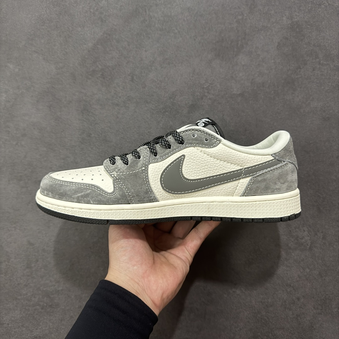 图片[2]-【定制版】Undefeated x Travis Scott x Air Jordan 1 Low Und x AJ1 低帮 灰白黑倒钩 AJ1 乔丹1代 aj1 乔1 低邦 灰白黑倒勾 乔丹篮球鞋系列 鞋款整体以米白色为底搭配灰色麂皮框架覆盖层，标志性的反钩Swoosh Logo采用灰色麂皮点缀，内侧也辅以灰色麂皮Swoosh Logo呈现，鞋舌等多处TS标志性元素均得以保留；鞋舌绣标上以Und品牌Logo呈现，鞋头处迷你Swoosh Logo黑色妆点，后跟的鬼脸Logo标志和Wings Logo采用黑色缝线打造，后跟绣有Und品牌Logo，彰显联名身份；最后以米白色中底搭配黑色橡胶外底完善整体设计收尾。 货号：DD7866-116 尺码：36 36.5 37.5 38 38.5 39 40 40.5 41 42 42.5 43 44 44.5 45 编码：HXSB330340-选品中心