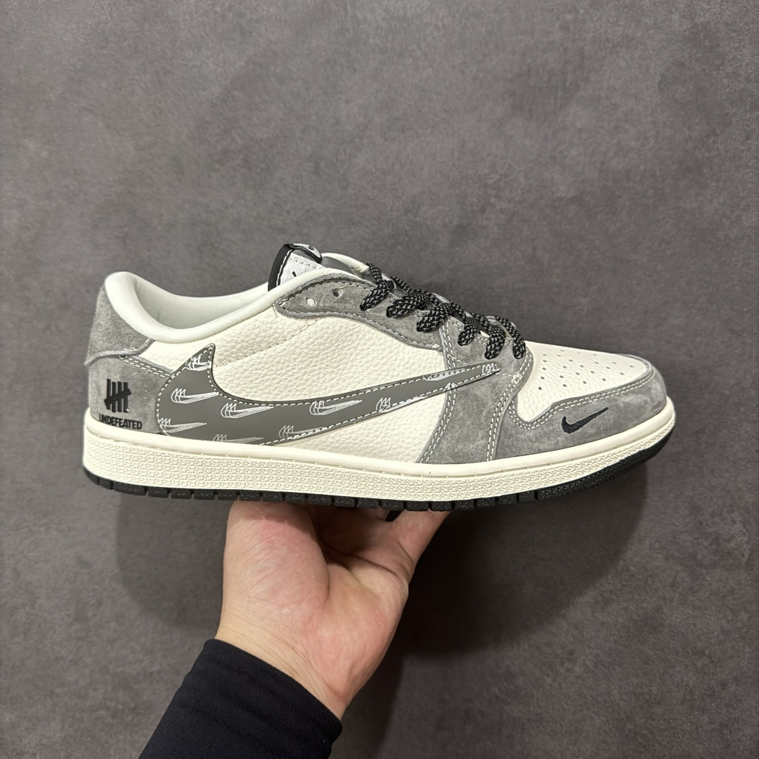 【定制版】Undefeated x Travis Scott x Air Jordan 1 Low Und x AJ1 低帮 灰白黑倒钩 AJ1 乔丹1代 aj1 乔1 低邦 灰白黑倒勾 乔丹篮球鞋系列 鞋款整体以米白色为底搭配灰色麂皮框架覆盖层，标志性的反钩Swoosh Logo采用灰色麂皮点缀，内侧也辅以灰色麂皮Swoosh Logo呈现，鞋舌等多处TS标志性元素均得以保留；鞋舌绣标上以Und品牌Logo呈现，鞋头处迷你Swoosh Logo黑色妆点，后跟的鬼脸Logo标志和Wings Logo采用黑色缝线打造，后跟绣有Und品牌Logo，彰显联名身份；最后以米白色中底搭配黑色橡胶外底完善整体设计收尾。 货号：DD7866-116 尺码：36 36.5 37.5 38 38.5 39 40 40.5 41 42 42.5 43 44 44.5 45 编码：HXSB330340-选品中心