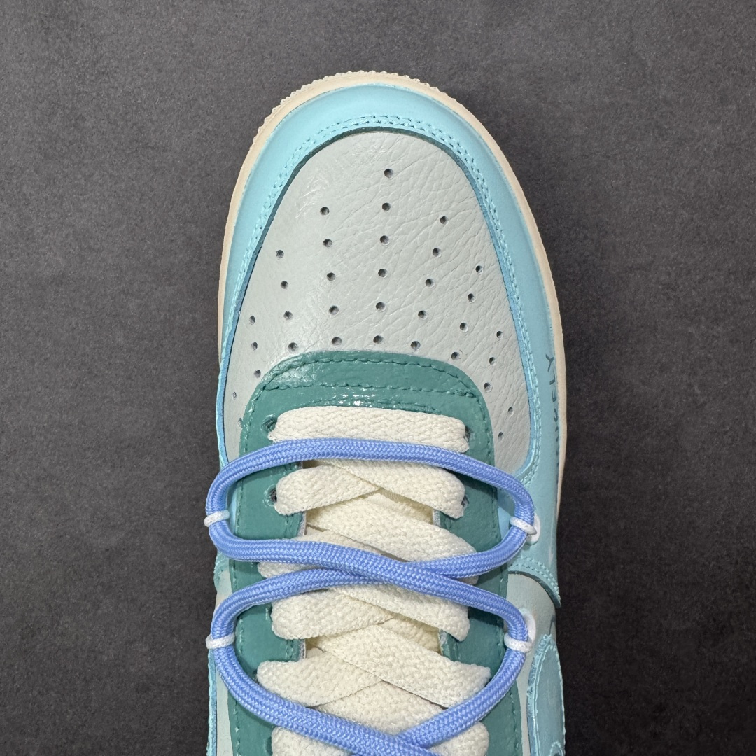 图片[8]-【定制版】Nike Air Force 1\’07 Low 手绘涂鸦 青空花屿 空军一号低帮休闲板鞋  浅蓝主调如澄澈青空，将夏日的明朗与松弛感晕染其上；手绘花卉似岛屿繁花，在鞋身肆意生长，把自然的烂漫与随性娓娓道来。“LEISURELY”字样更是点睛之笔，直白地宣告着它的设计内核—以闲趣为衣，以自在为裳 货号：KS6968-777  尺码：36 36.5 37.5 38 38.5 39 40 40.5 41 42 42.5 43 44 44.5 45-选品中心