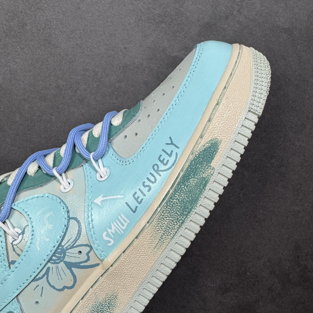 图片[5]-【定制版】Nike Air Force 1\’07 Low 手绘涂鸦 青空花屿 空军一号低帮休闲板鞋  浅蓝主调如澄澈青空，将夏日的明朗与松弛感晕染其上；手绘花卉似岛屿繁花，在鞋身肆意生长，把自然的烂漫与随性娓娓道来。“LEISURELY”字样更是点睛之笔，直白地宣告着它的设计内核—以闲趣为衣，以自在为裳 货号：KS6968-777  尺码：36 36.5 37.5 38 38.5 39 40 40.5 41 42 42.5 43 44 44.5 45-选品中心