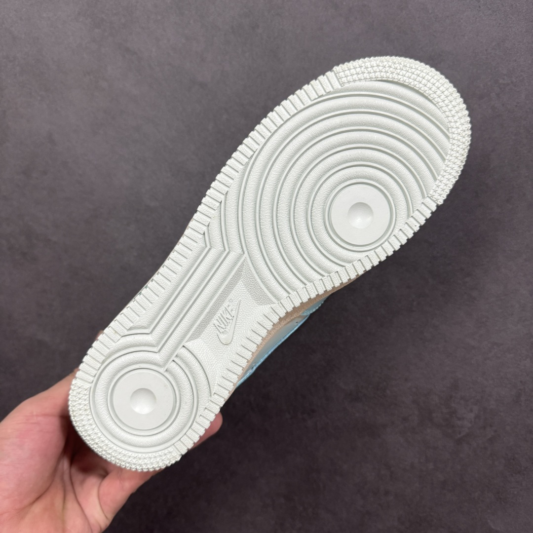 图片[9]-【定制版】Nike Air Force 1\’07 Low 手绘涂鸦 青空花屿 空军一号低帮休闲板鞋  浅蓝主调如澄澈青空，将夏日的明朗与松弛感晕染其上；手绘花卉似岛屿繁花，在鞋身肆意生长，把自然的烂漫与随性娓娓道来。“LEISURELY”字样更是点睛之笔，直白地宣告着它的设计内核—以闲趣为衣，以自在为裳 货号：KS6968-777  尺码：36 36.5 37.5 38 38.5 39 40 40.5 41 42 42.5 43 44 44.5 45-选品中心