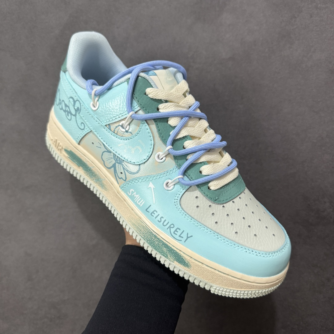 图片[3]-【定制版】Nike Air Force 1\’07 Low 手绘涂鸦 青空花屿 空军一号低帮休闲板鞋  浅蓝主调如澄澈青空，将夏日的明朗与松弛感晕染其上；手绘花卉似岛屿繁花，在鞋身肆意生长，把自然的烂漫与随性娓娓道来。“LEISURELY”字样更是点睛之笔，直白地宣告着它的设计内核—以闲趣为衣，以自在为裳 货号：KS6968-777  尺码：36 36.5 37.5 38 38.5 39 40 40.5 41 42 42.5 43 44 44.5 45-选品中心