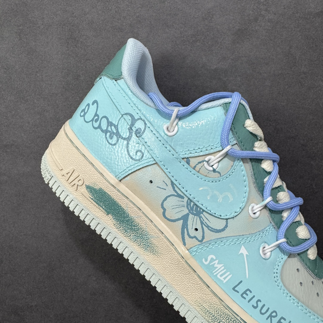 图片[6]-【定制版】Nike Air Force 1\’07 Low 手绘涂鸦 青空花屿 空军一号低帮休闲板鞋  浅蓝主调如澄澈青空，将夏日的明朗与松弛感晕染其上；手绘花卉似岛屿繁花，在鞋身肆意生长，把自然的烂漫与随性娓娓道来。“LEISURELY”字样更是点睛之笔，直白地宣告着它的设计内核—以闲趣为衣，以自在为裳 货号：KS6968-777  尺码：36 36.5 37.5 38 38.5 39 40 40.5 41 42 42.5 43 44 44.5 45-选品中心