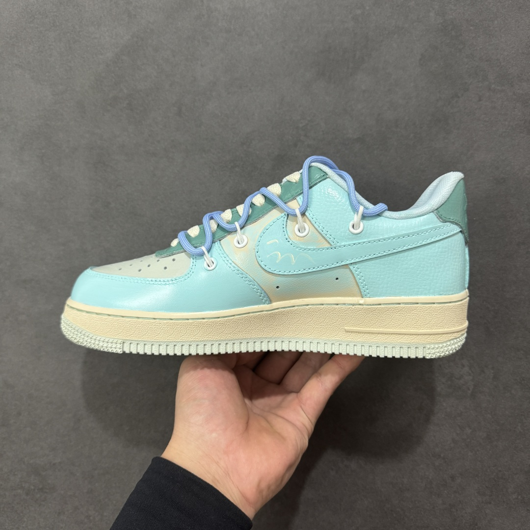 图片[2]-【定制版】Nike Air Force 1\’07 Low 手绘涂鸦 青空花屿 空军一号低帮休闲板鞋  浅蓝主调如澄澈青空，将夏日的明朗与松弛感晕染其上；手绘花卉似岛屿繁花，在鞋身肆意生长，把自然的烂漫与随性娓娓道来。“LEISURELY”字样更是点睛之笔，直白地宣告着它的设计内核—以闲趣为衣，以自在为裳 货号：KS6968-777  尺码：36 36.5 37.5 38 38.5 39 40 40.5 41 42 42.5 43 44 44.5 45-选品中心
