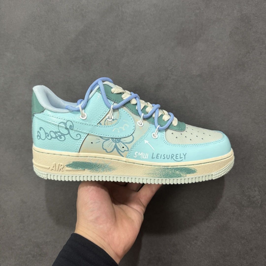【定制版】Nike Air Force 1\'07 Low 手绘涂鸦 青空花屿 空军一号低帮休闲板鞋  浅蓝主调如澄澈青空，将夏日的明朗与松弛感晕染其上；手绘花卉似岛屿繁花，在鞋身肆意生长，把自然的烂漫与随性娓娓道来。“LEISURELY”字样更是点睛之笔，直白地宣告着它的设计内核—以闲趣为衣，以自在为裳 货号：KS6968-777  尺码：36 36.5 37.5 38 38.5 39 40 40.5 41 42 42.5 43 44 44.5 45-选品中心