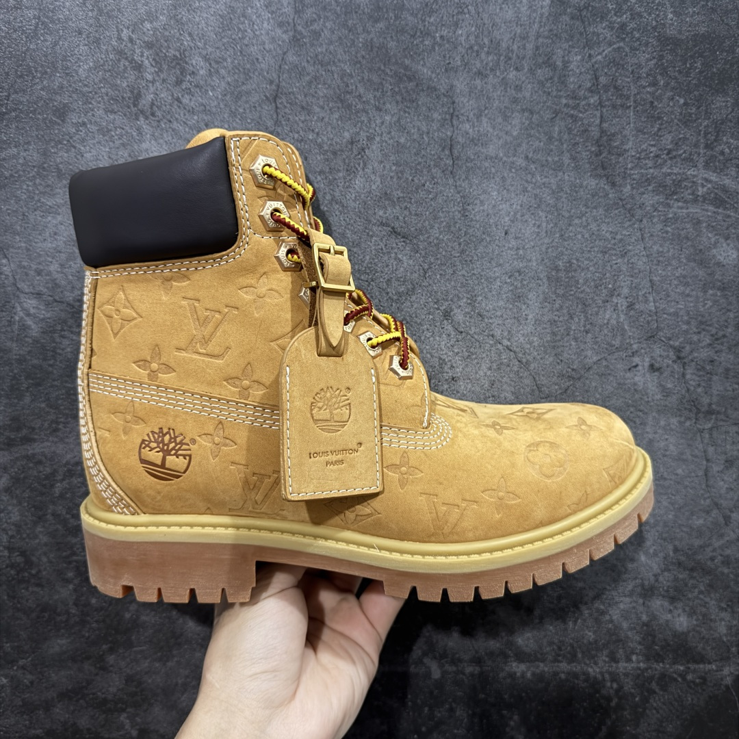 【莞产纯原版】Lv x Timberland Lv联名添柏岚大黄靴 原版一比一开发 顶级品质 实拍即所得 细节做工材料到位 可随意对比市场货‼️ 顶奢流量品牌与时代经典的结合之作 巴黎时装首秀 菲董亲自曝光 国内大咖 王鹤棣 王嘉尔 林俊杰 周杰伦早以上脚 LV x Timberland 鞋面取材Monogram老花压纹磨砂面牛皮革，原生踢不烂的品牌精湛工艺 重塑潮流高奢工装经典Timberland 6 英寸靴型，以美式工装格调瞩目亮相 Pharrell Williams 打造的 Monogram老花格调压纹工艺 属实24年潮流巅峰大作 全网正确版本首批出货‼️‼️ 过多细节描述 后续原版对比图一一展现。 尺码：35-45-选品中心