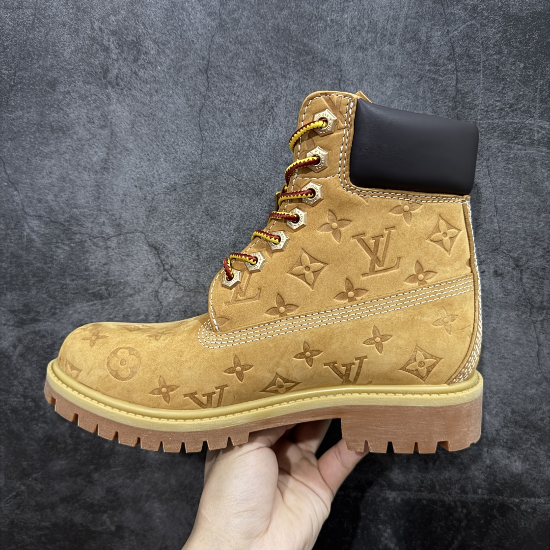 图片[2]-【莞产纯原版】Lv x Timberland Lv联名添柏岚大黄靴 原版一比一开发 顶级品质 实拍即所得 细节做工材料到位 可随意对比市场货‼️ 顶奢流量品牌与时代经典的结合之作 巴黎时装首秀 菲董亲自曝光 国内大咖 王鹤棣 王嘉尔 林俊杰 周杰伦早以上脚 LV x Timberland 鞋面取材Monogram老花压纹磨砂面牛皮革，原生踢不烂的品牌精湛工艺 重塑潮流高奢工装经典Timberland 6 英寸靴型，以美式工装格调瞩目亮相 Pharrell Williams 打造的 Monogram老花格调压纹工艺 属实24年潮流巅峰大作 全网正确版本首批出货‼️‼️ 过多细节描述 后续原版对比图一一展现。 尺码：35-45-选品中心