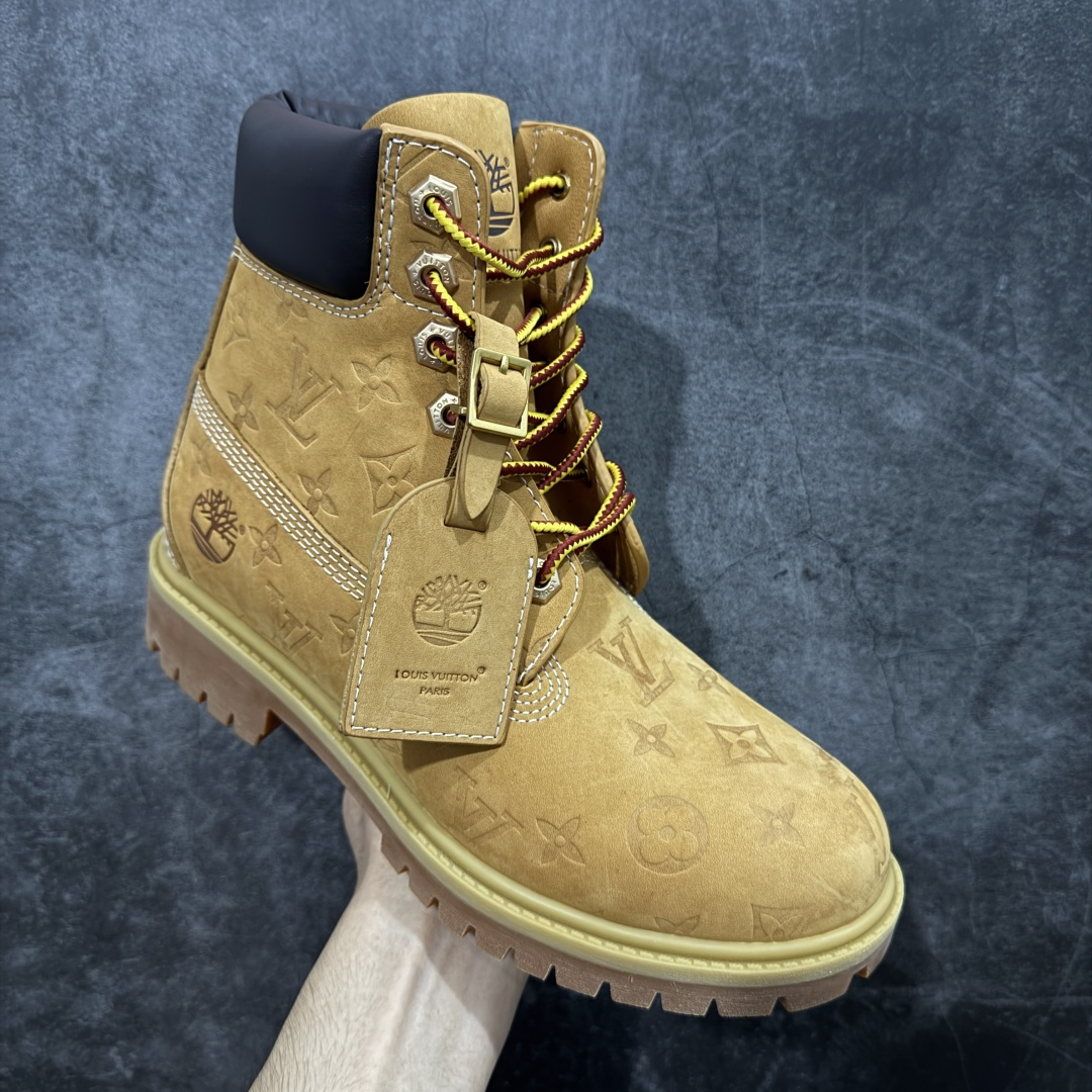 图片[3]-【莞产纯原版】Lv x Timberland Lv联名添柏岚大黄靴 原版一比一开发 顶级品质 实拍即所得 细节做工材料到位 可随意对比市场货‼️ 顶奢流量品牌与时代经典的结合之作 巴黎时装首秀 菲董亲自曝光 国内大咖 王鹤棣 王嘉尔 林俊杰 周杰伦早以上脚 LV x Timberland 鞋面取材Monogram老花压纹磨砂面牛皮革，原生踢不烂的品牌精湛工艺 重塑潮流高奢工装经典Timberland 6 英寸靴型，以美式工装格调瞩目亮相 Pharrell Williams 打造的 Monogram老花格调压纹工艺 属实24年潮流巅峰大作 全网正确版本首批出货‼️‼️ 过多细节描述 后续原版对比图一一展现。 尺码：35-45-选品中心
