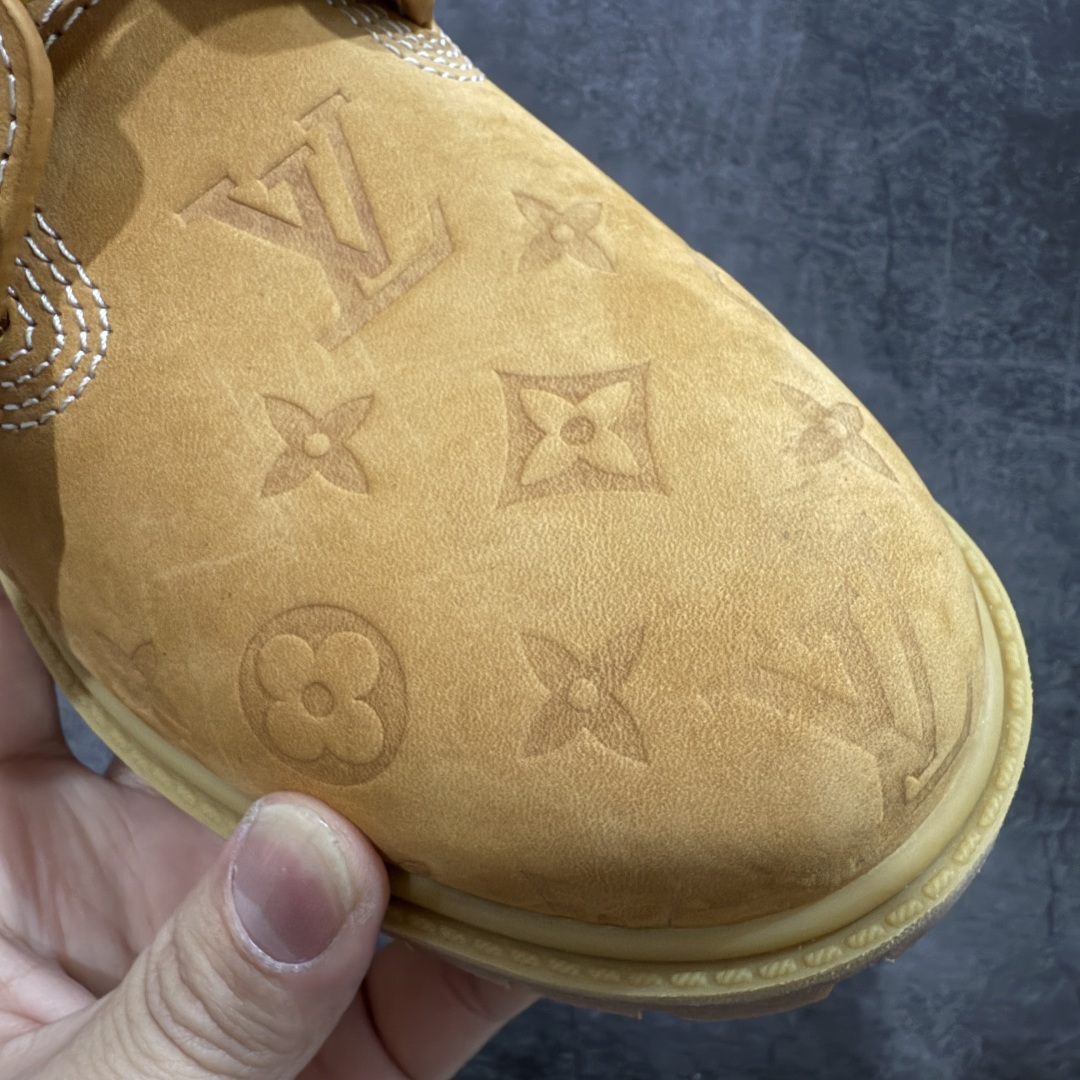 图片[5]-【莞产纯原版】Lv x Timberland Lv联名添柏岚大黄靴 原版一比一开发 顶级品质 实拍即所得 细节做工材料到位 可随意对比市场货‼️ 顶奢流量品牌与时代经典的结合之作 巴黎时装首秀 菲董亲自曝光 国内大咖 王鹤棣 王嘉尔 林俊杰 周杰伦早以上脚 LV x Timberland 鞋面取材Monogram老花压纹磨砂面牛皮革，原生踢不烂的品牌精湛工艺 重塑潮流高奢工装经典Timberland 6 英寸靴型，以美式工装格调瞩目亮相 Pharrell Williams 打造的 Monogram老花格调压纹工艺 属实24年潮流巅峰大作 全网正确版本首批出货‼️‼️ 过多细节描述 后续原版对比图一一展现。 尺码：35-45-选品中心