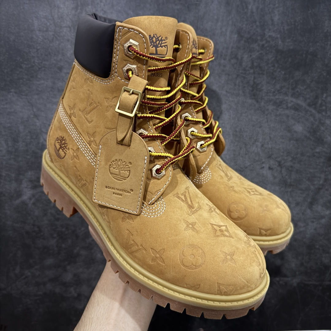 【莞产纯原版】Lv x Timberland Lv联名添柏岚大黄靴 原版一比一开发 顶级品质 实拍即所得 细节做工材料到位 可随意对比市场货‼️ 顶奢流量品牌与时代经典的结合之作 巴黎时装首秀 菲董亲自曝光 国内大咖 王鹤棣 王嘉尔 林俊杰 周杰伦早以上脚 LV x Timberland 鞋面取材Monogram老花压纹磨砂面牛皮革，原生踢不烂的品牌精湛工艺 重塑潮流高奢工装经典Timberland 6 英寸靴型，以美式工装格调瞩目亮相 Pharrell Williams 打造的 Monogram老花格调压纹工艺 属实24年潮流巅峰大作 全网正确版本首批出货‼️‼️ 过多细节描述 后续原版对比图一一展现。 尺码：35-45-选品中心