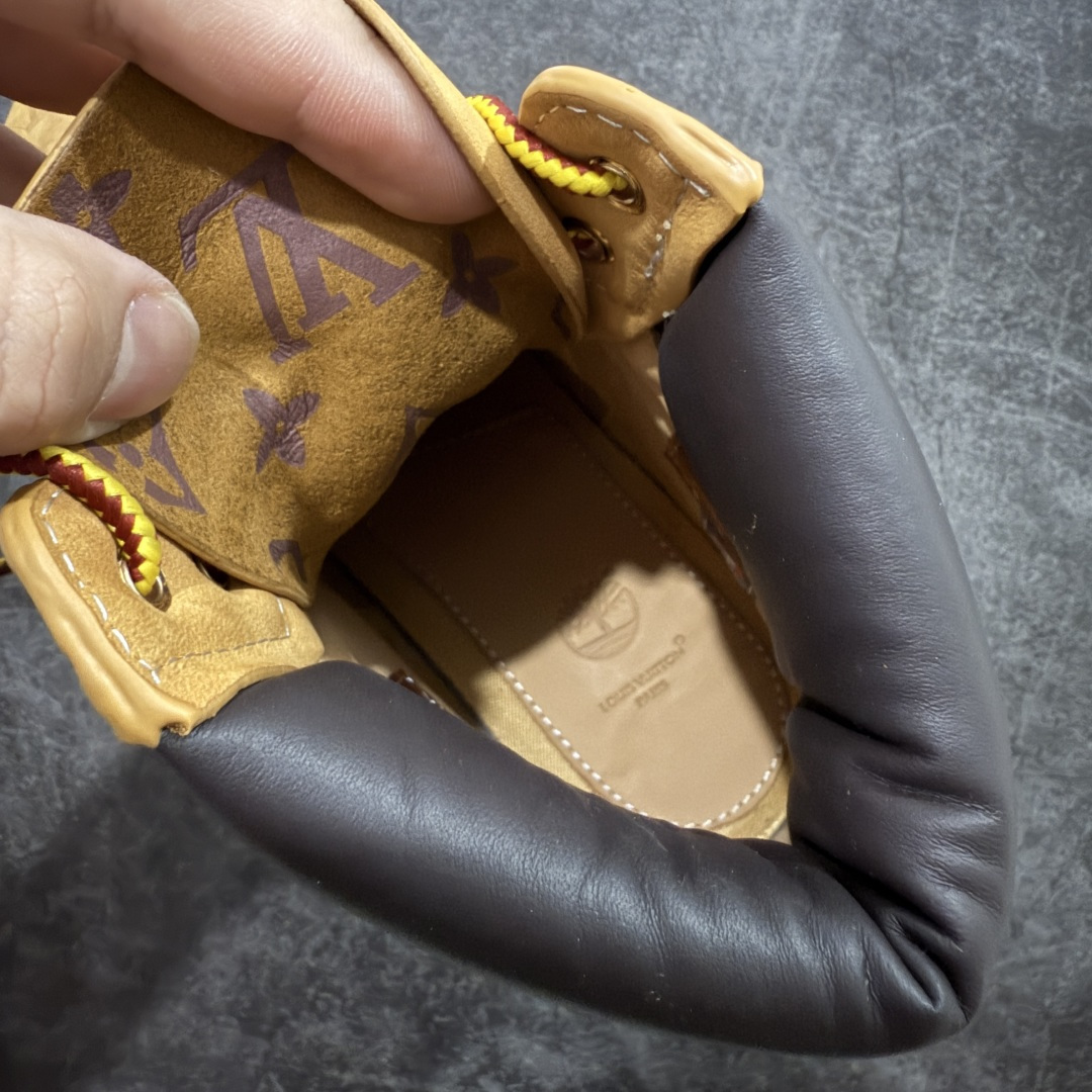 图片[7]-【莞产纯原版】Lv x Timberland Lv联名添柏岚大黄靴 原版一比一开发 顶级品质 实拍即所得 细节做工材料到位 可随意对比市场货‼️ 顶奢流量品牌与时代经典的结合之作 巴黎时装首秀 菲董亲自曝光 国内大咖 王鹤棣 王嘉尔 林俊杰 周杰伦早以上脚 LV x Timberland 鞋面取材Monogram老花压纹磨砂面牛皮革，原生踢不烂的品牌精湛工艺 重塑潮流高奢工装经典Timberland 6 英寸靴型，以美式工装格调瞩目亮相 Pharrell Williams 打造的 Monogram老花格调压纹工艺 属实24年潮流巅峰大作 全网正确版本首批出货‼️‼️ 过多细节描述 后续原版对比图一一展现。 尺码：35-45-选品中心