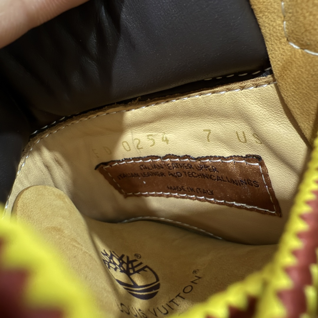 图片[9]-【莞产纯原版】Lv x Timberland Lv联名添柏岚大黄靴 原版一比一开发 顶级品质 实拍即所得 细节做工材料到位 可随意对比市场货‼️ 顶奢流量品牌与时代经典的结合之作 巴黎时装首秀 菲董亲自曝光 国内大咖 王鹤棣 王嘉尔 林俊杰 周杰伦早以上脚 LV x Timberland 鞋面取材Monogram老花压纹磨砂面牛皮革，原生踢不烂的品牌精湛工艺 重塑潮流高奢工装经典Timberland 6 英寸靴型，以美式工装格调瞩目亮相 Pharrell Williams 打造的 Monogram老花格调压纹工艺 属实24年潮流巅峰大作 全网正确版本首批出货‼️‼️ 过多细节描述 后续原版对比图一一展现。 尺码：35-45-选品中心
