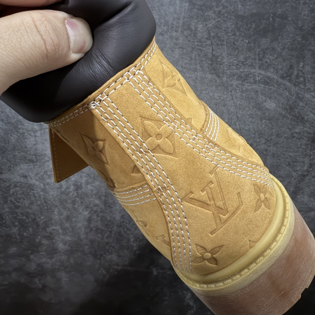 图片[2]-【莞产纯原版】Lv x Timberland Lv联名添柏岚大黄靴 原版一比一开发 顶级品质 实拍即所得 细节做工材料到位 可随意对比市场货‼️ 顶奢流量品牌与时代经典的结合之作 巴黎时装首秀 菲董亲自曝光 国内大咖 王鹤棣 王嘉尔 林俊杰 周杰伦早以上脚 LV x Timberland 鞋面取材Monogram老花压纹磨砂面牛皮革，原生踢不烂的品牌精湛工艺 重塑潮流高奢工装经典Timberland 6 英寸靴型，以美式工装格调瞩目亮相 Pharrell Williams 打造的 Monogram老花格调压纹工艺 属实24年潮流巅峰大作 全网正确版本首批出货‼️‼️ 过多细节描述 后续原版对比图一一展现。 尺码：35-45-选品中心