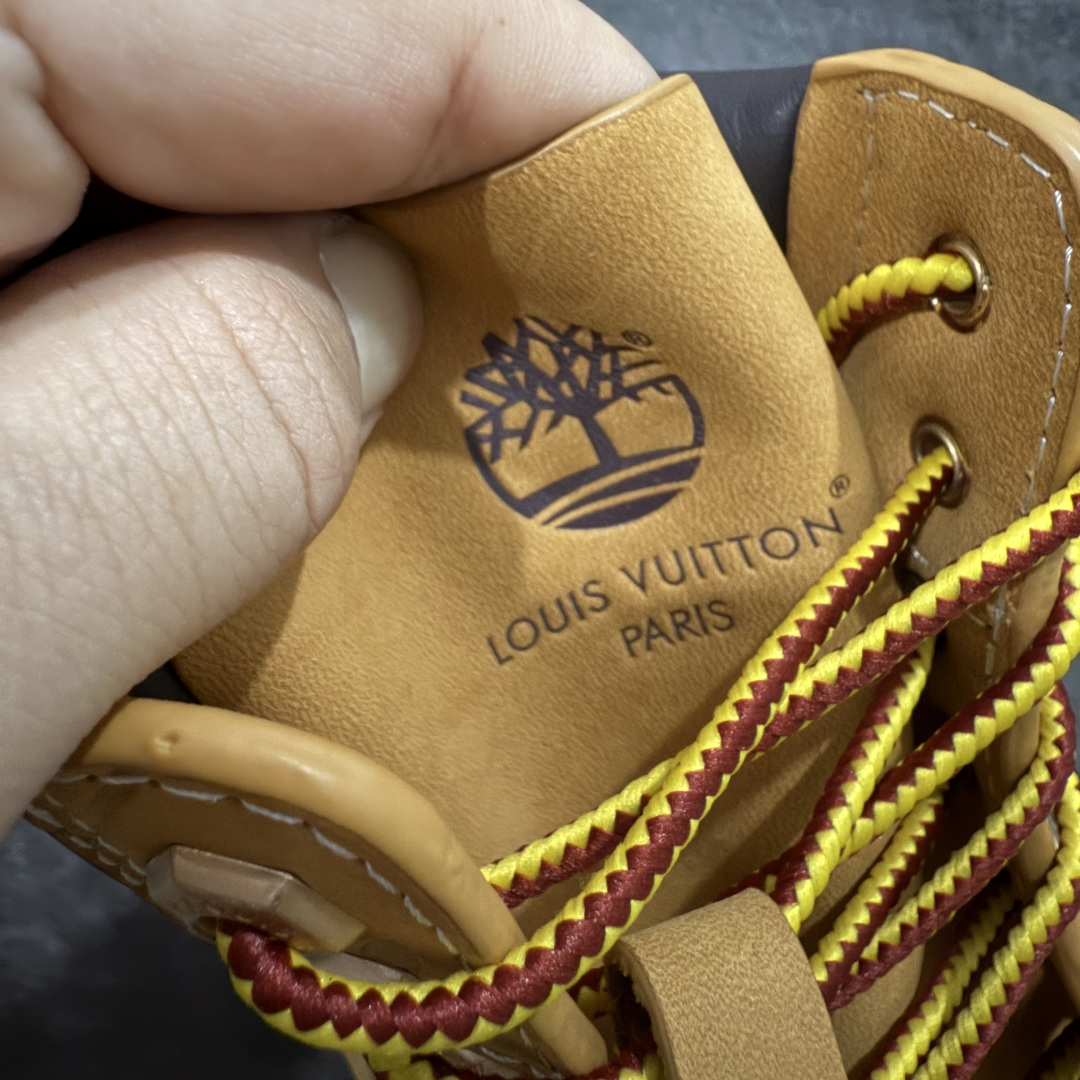 图片[6]-【莞产纯原版】Lv x Timberland Lv联名添柏岚大黄靴 原版一比一开发 顶级品质 实拍即所得 细节做工材料到位 可随意对比市场货‼️ 顶奢流量品牌与时代经典的结合之作 巴黎时装首秀 菲董亲自曝光 国内大咖 王鹤棣 王嘉尔 林俊杰 周杰伦早以上脚 LV x Timberland 鞋面取材Monogram老花压纹磨砂面牛皮革，原生踢不烂的品牌精湛工艺 重塑潮流高奢工装经典Timberland 6 英寸靴型，以美式工装格调瞩目亮相 Pharrell Williams 打造的 Monogram老花格调压纹工艺 属实24年潮流巅峰大作 全网正确版本首批出货‼️‼️ 过多细节描述 后续原版对比图一一展现。 尺码：35-45-选品中心