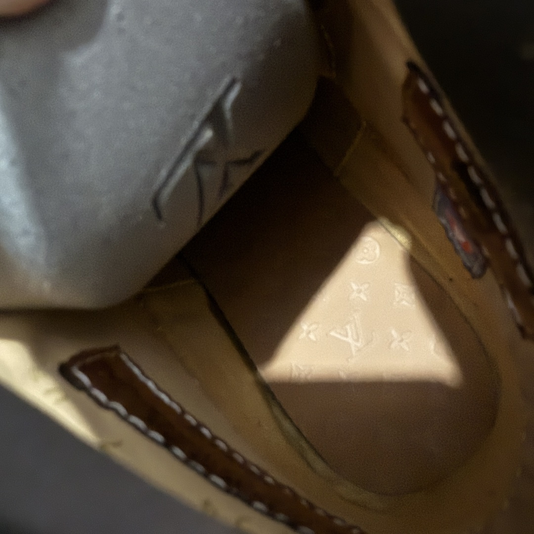 图片[8]-【莞产纯原版】Lv x Timberland Lv联名添柏岚大黄靴 原版一比一开发 顶级品质 实拍即所得 细节做工材料到位 可随意对比市场货‼️ 顶奢流量品牌与时代经典的结合之作 巴黎时装首秀 菲董亲自曝光 国内大咖 王鹤棣 王嘉尔 林俊杰 周杰伦早以上脚 LV x Timberland 鞋面取材Monogram老花压纹磨砂面牛皮革，原生踢不烂的品牌精湛工艺 重塑潮流高奢工装经典Timberland 6 英寸靴型，以美式工装格调瞩目亮相 Pharrell Williams 打造的 Monogram老花格调压纹工艺 属实24年潮流巅峰大作 全网正确版本首批出货‼️‼️ 过多细节描述 后续原版对比图一一展现。 尺码：35-45-选品中心