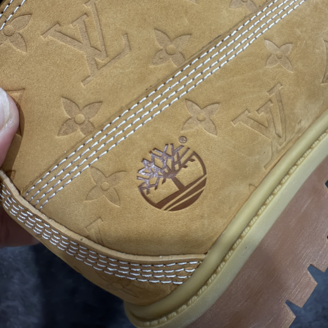 图片[3]-【莞产纯原版】Lv x Timberland Lv联名添柏岚大黄靴 原版一比一开发 顶级品质 实拍即所得 细节做工材料到位 可随意对比市场货‼️ 顶奢流量品牌与时代经典的结合之作 巴黎时装首秀 菲董亲自曝光 国内大咖 王鹤棣 王嘉尔 林俊杰 周杰伦早以上脚 LV x Timberland 鞋面取材Monogram老花压纹磨砂面牛皮革，原生踢不烂的品牌精湛工艺 重塑潮流高奢工装经典Timberland 6 英寸靴型，以美式工装格调瞩目亮相 Pharrell Williams 打造的 Monogram老花格调压纹工艺 属实24年潮流巅峰大作 全网正确版本首批出货‼️‼️ 过多细节描述 后续原版对比图一一展现。 尺码：35-45-选品中心