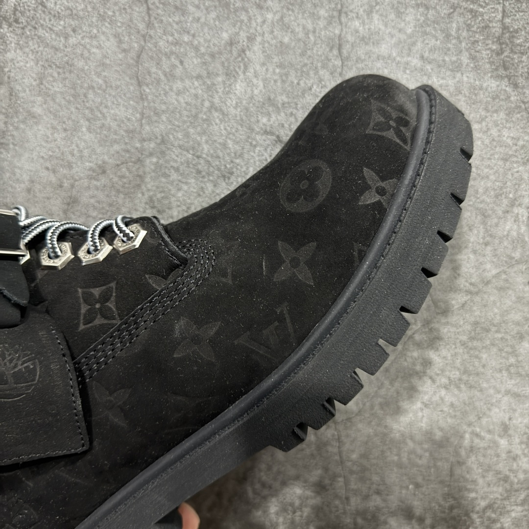 图片[6]-【莞产纯原版】Lv x Timberland Lv联名添柏岚大黄靴 黑色 原版一比一开发 顶级品质 实拍即所得 细节做工材料到位 可随意对比市场货‼️ 顶奢流量品牌与时代经典的结合之作 巴黎时装首秀 菲董亲自曝光 国内大咖 王鹤棣 王嘉尔 林俊杰 周杰伦早以上脚 LV x Timberland 鞋面取材Monogram老花压纹磨砂面牛皮革，原生踢不烂的品牌精湛工艺 重塑潮流高奢工装经典Timberland 6 英寸靴型，以美式工装格调瞩目亮相 Pharrell Williams 打造的 Monogram老花格调压纹工艺 属实24年潮流巅峰大作 全网正确版本首批出货‼️‼️ 过多细节描述 后续原版对比图一一展现。 尺码：35-45-选品中心