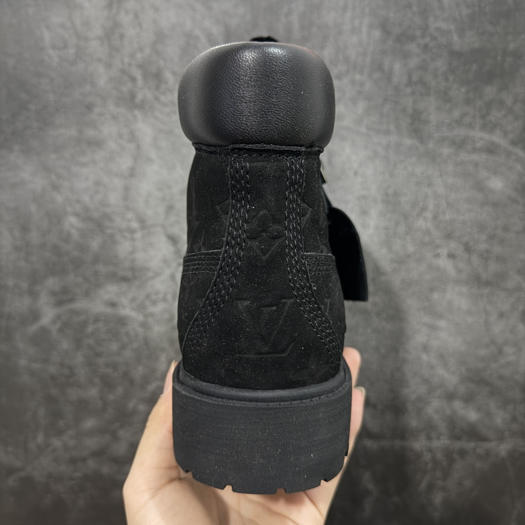 图片[4]-【莞产纯原版】Lv x Timberland Lv联名添柏岚大黄靴 黑色 原版一比一开发 顶级品质 实拍即所得 细节做工材料到位 可随意对比市场货‼️ 顶奢流量品牌与时代经典的结合之作 巴黎时装首秀 菲董亲自曝光 国内大咖 王鹤棣 王嘉尔 林俊杰 周杰伦早以上脚 LV x Timberland 鞋面取材Monogram老花压纹磨砂面牛皮革，原生踢不烂的品牌精湛工艺 重塑潮流高奢工装经典Timberland 6 英寸靴型，以美式工装格调瞩目亮相 Pharrell Williams 打造的 Monogram老花格调压纹工艺 属实24年潮流巅峰大作 全网正确版本首批出货‼️‼️ 过多细节描述 后续原版对比图一一展现。 尺码：35-45-选品中心