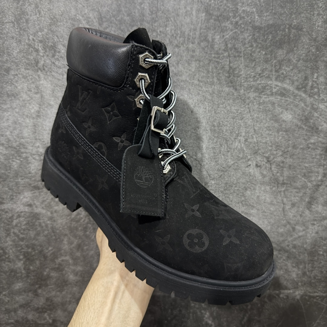 图片[3]-【莞产纯原版】Lv x Timberland Lv联名添柏岚大黄靴 黑色 原版一比一开发 顶级品质 实拍即所得 细节做工材料到位 可随意对比市场货‼️ 顶奢流量品牌与时代经典的结合之作 巴黎时装首秀 菲董亲自曝光 国内大咖 王鹤棣 王嘉尔 林俊杰 周杰伦早以上脚 LV x Timberland 鞋面取材Monogram老花压纹磨砂面牛皮革，原生踢不烂的品牌精湛工艺 重塑潮流高奢工装经典Timberland 6 英寸靴型，以美式工装格调瞩目亮相 Pharrell Williams 打造的 Monogram老花格调压纹工艺 属实24年潮流巅峰大作 全网正确版本首批出货‼️‼️ 过多细节描述 后续原版对比图一一展现。 尺码：35-45-选品中心