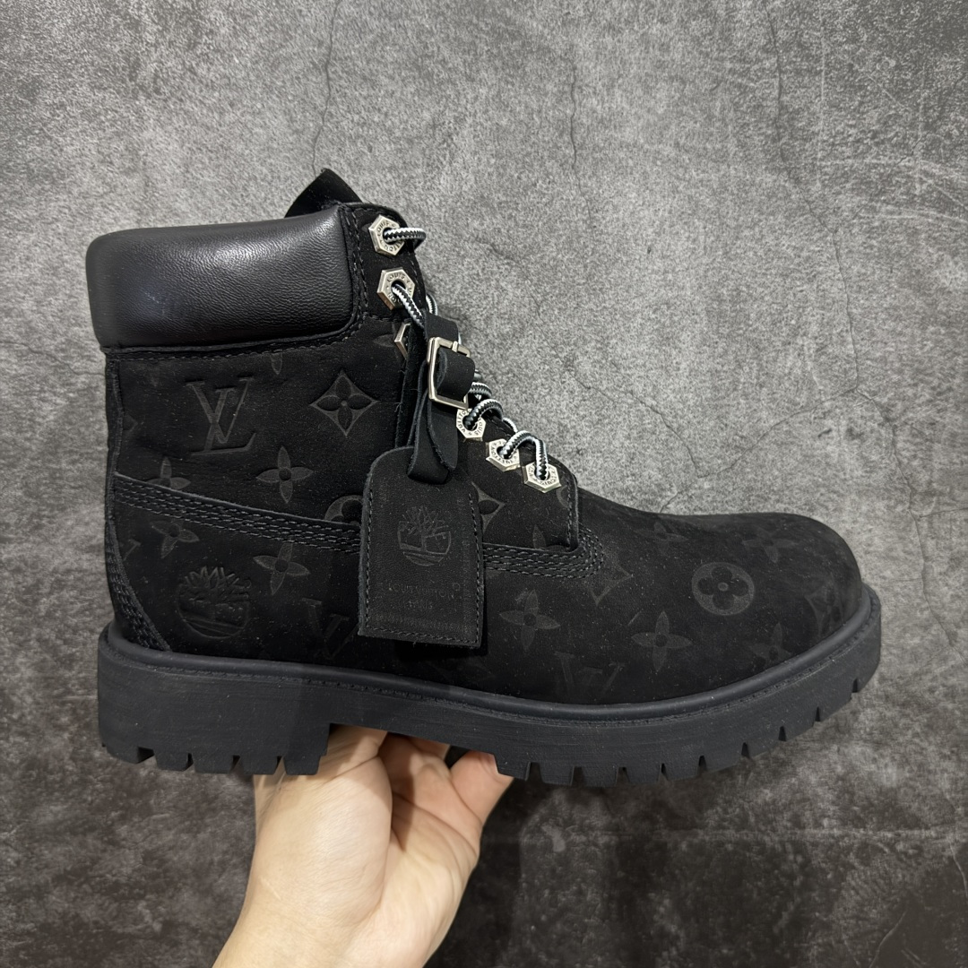 【莞产纯原版】Lv x Timberland Lv联名添柏岚大黄靴 黑色 原版一比一开发 顶级品质 实拍即所得 细节做工材料到位 可随意对比市场货‼️ 顶奢流量品牌与时代经典的结合之作 巴黎时装首秀 菲董亲自曝光 国内大咖 王鹤棣 王嘉尔 林俊杰 周杰伦早以上脚 LV x Timberland 鞋面取材Monogram老花压纹磨砂面牛皮革，原生踢不烂的品牌精湛工艺 重塑潮流高奢工装经典Timberland 6 英寸靴型，以美式工装格调瞩目亮相 Pharrell Williams 打造的 Monogram老花格调压纹工艺 属实24年潮流巅峰大作 全网正确版本首批出货‼️‼️ 过多细节描述 后续原版对比图一一展现。 尺码：35-45-选品中心