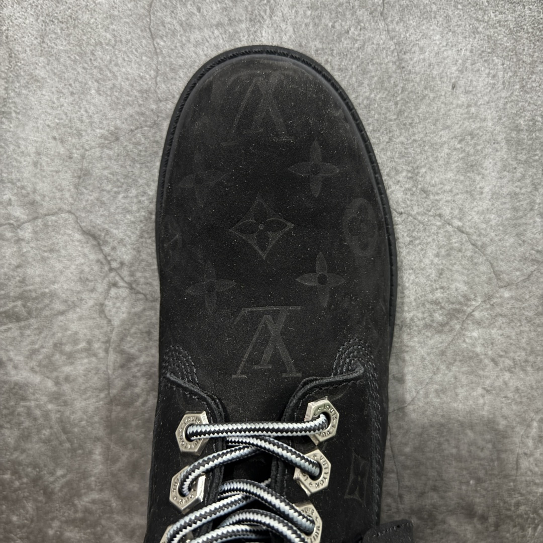 图片[5]-【莞产纯原版】Lv x Timberland Lv联名添柏岚大黄靴 黑色 原版一比一开发 顶级品质 实拍即所得 细节做工材料到位 可随意对比市场货‼️ 顶奢流量品牌与时代经典的结合之作 巴黎时装首秀 菲董亲自曝光 国内大咖 王鹤棣 王嘉尔 林俊杰 周杰伦早以上脚 LV x Timberland 鞋面取材Monogram老花压纹磨砂面牛皮革，原生踢不烂的品牌精湛工艺 重塑潮流高奢工装经典Timberland 6 英寸靴型，以美式工装格调瞩目亮相 Pharrell Williams 打造的 Monogram老花格调压纹工艺 属实24年潮流巅峰大作 全网正确版本首批出货‼️‼️ 过多细节描述 后续原版对比图一一展现。 尺码：35-45-选品中心