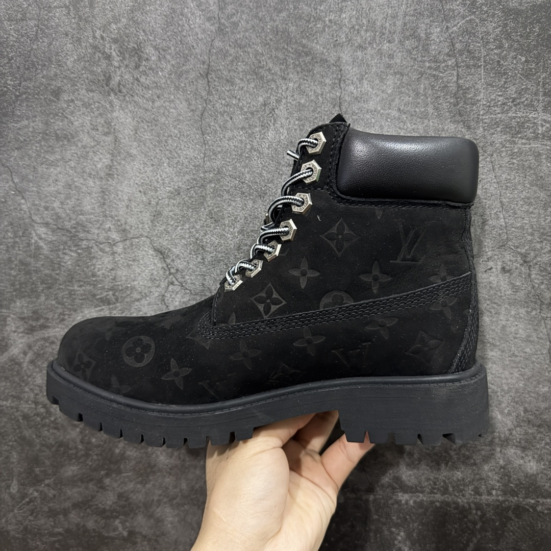图片[2]-【莞产纯原版】Lv x Timberland Lv联名添柏岚大黄靴 黑色 原版一比一开发 顶级品质 实拍即所得 细节做工材料到位 可随意对比市场货‼️ 顶奢流量品牌与时代经典的结合之作 巴黎时装首秀 菲董亲自曝光 国内大咖 王鹤棣 王嘉尔 林俊杰 周杰伦早以上脚 LV x Timberland 鞋面取材Monogram老花压纹磨砂面牛皮革，原生踢不烂的品牌精湛工艺 重塑潮流高奢工装经典Timberland 6 英寸靴型，以美式工装格调瞩目亮相 Pharrell Williams 打造的 Monogram老花格调压纹工艺 属实24年潮流巅峰大作 全网正确版本首批出货‼️‼️ 过多细节描述 后续原版对比图一一展现。 尺码：35-45-选品中心