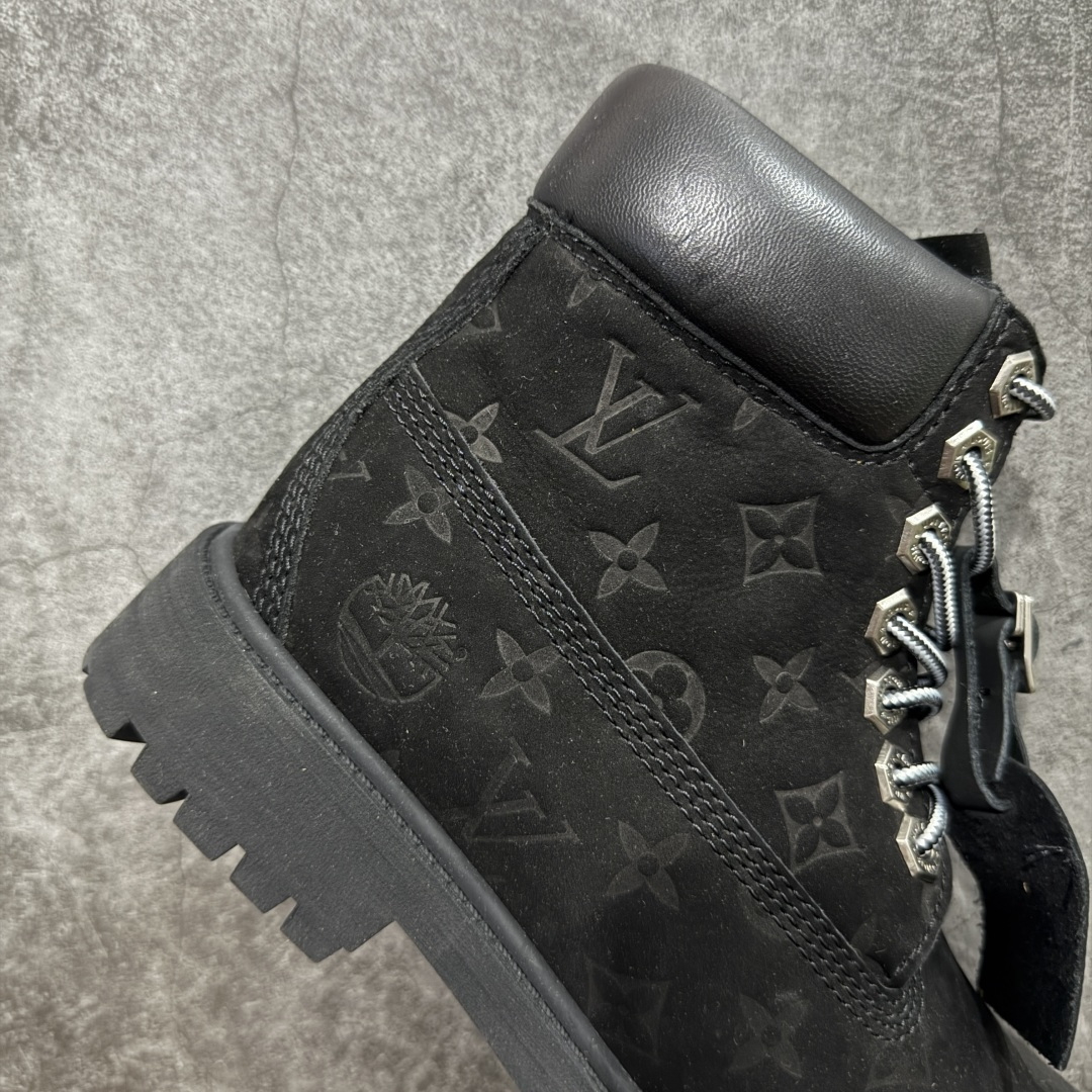 图片[7]-【莞产纯原版】Lv x Timberland Lv联名添柏岚大黄靴 黑色 原版一比一开发 顶级品质 实拍即所得 细节做工材料到位 可随意对比市场货‼️ 顶奢流量品牌与时代经典的结合之作 巴黎时装首秀 菲董亲自曝光 国内大咖 王鹤棣 王嘉尔 林俊杰 周杰伦早以上脚 LV x Timberland 鞋面取材Monogram老花压纹磨砂面牛皮革，原生踢不烂的品牌精湛工艺 重塑潮流高奢工装经典Timberland 6 英寸靴型，以美式工装格调瞩目亮相 Pharrell Williams 打造的 Monogram老花格调压纹工艺 属实24年潮流巅峰大作 全网正确版本首批出货‼️‼️ 过多细节描述 后续原版对比图一一展现。 尺码：35-45-选品中心
