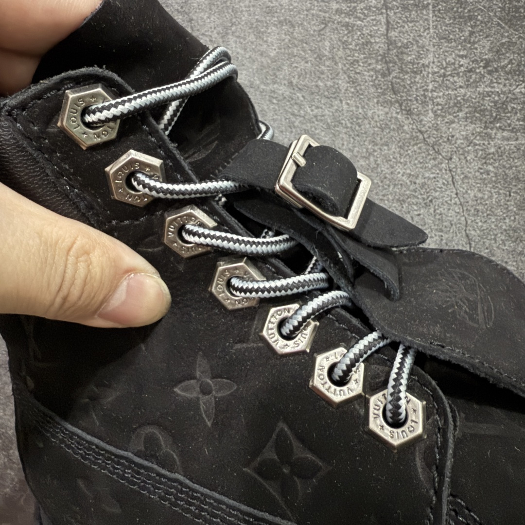 图片[4]-【莞产纯原版】Lv x Timberland Lv联名添柏岚大黄靴 黑色 原版一比一开发 顶级品质 实拍即所得 细节做工材料到位 可随意对比市场货‼️ 顶奢流量品牌与时代经典的结合之作 巴黎时装首秀 菲董亲自曝光 国内大咖 王鹤棣 王嘉尔 林俊杰 周杰伦早以上脚 LV x Timberland 鞋面取材Monogram老花压纹磨砂面牛皮革，原生踢不烂的品牌精湛工艺 重塑潮流高奢工装经典Timberland 6 英寸靴型，以美式工装格调瞩目亮相 Pharrell Williams 打造的 Monogram老花格调压纹工艺 属实24年潮流巅峰大作 全网正确版本首批出货‼️‼️ 过多细节描述 后续原版对比图一一展现。 尺码：35-45-选品中心