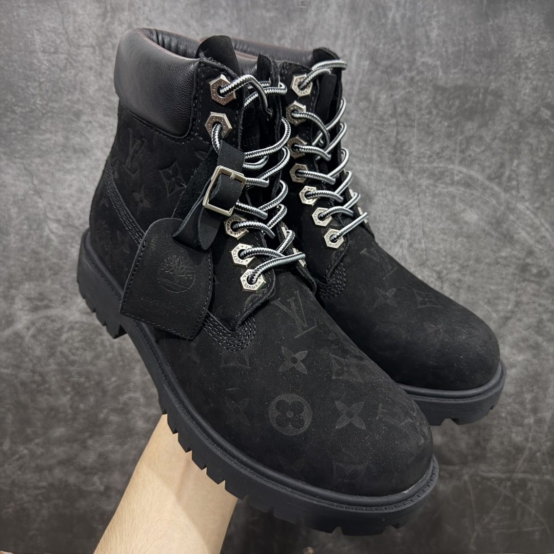 【莞产纯原版】Lv x Timberland Lv联名添柏岚大黄靴 黑色 原版一比一开发 顶级品质 实拍即所得 细节做工材料到位 可随意对比市场货‼️ 顶奢流量品牌与时代经典的结合之作 巴黎时装首秀 菲董亲自曝光 国内大咖 王鹤棣 王嘉尔 林俊杰 周杰伦早以上脚 LV x Timberland 鞋面取材Monogram老花压纹磨砂面牛皮革,原生踢不烂的品牌精湛工艺 重塑潮流高奢工装经典Timberland 6 英寸靴型,以美式工装格调瞩目亮相 Pharrell Williams 打造的 Monogram老花格调压纹工艺 属实24年潮流巅峰大作 全网正确版本首批出货‼️‼️ 过多细节描述 后续原版对比图一一展现。 尺码:35-45-选品中心