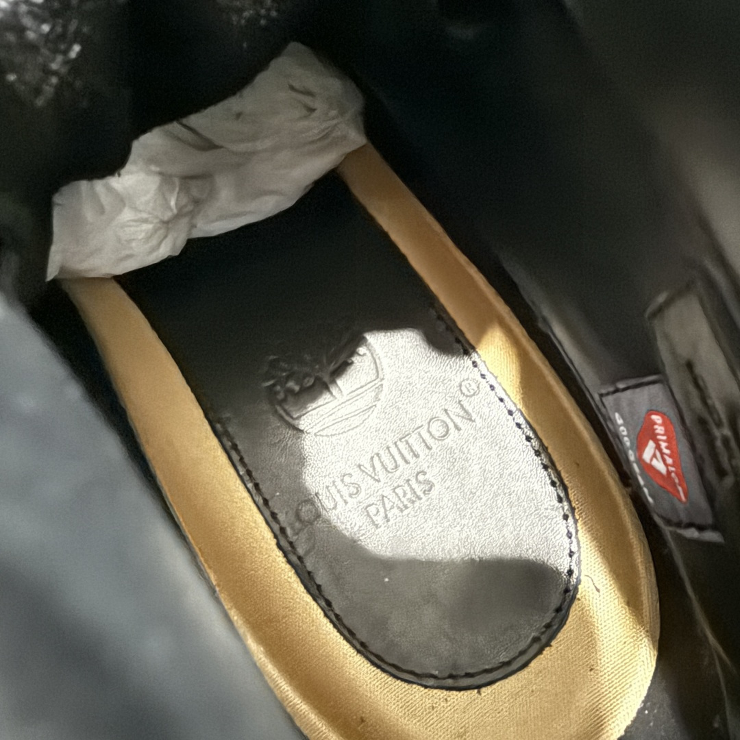 图片[7]-【莞产纯原版】Lv x Timberland Lv联名添柏岚大黄靴 黑色 原版一比一开发 顶级品质 实拍即所得 细节做工材料到位 可随意对比市场货‼️ 顶奢流量品牌与时代经典的结合之作 巴黎时装首秀 菲董亲自曝光 国内大咖 王鹤棣 王嘉尔 林俊杰 周杰伦早以上脚 LV x Timberland 鞋面取材Monogram老花压纹磨砂面牛皮革，原生踢不烂的品牌精湛工艺 重塑潮流高奢工装经典Timberland 6 英寸靴型，以美式工装格调瞩目亮相 Pharrell Williams 打造的 Monogram老花格调压纹工艺 属实24年潮流巅峰大作 全网正确版本首批出货‼️‼️ 过多细节描述 后续原版对比图一一展现。 尺码：35-45-选品中心