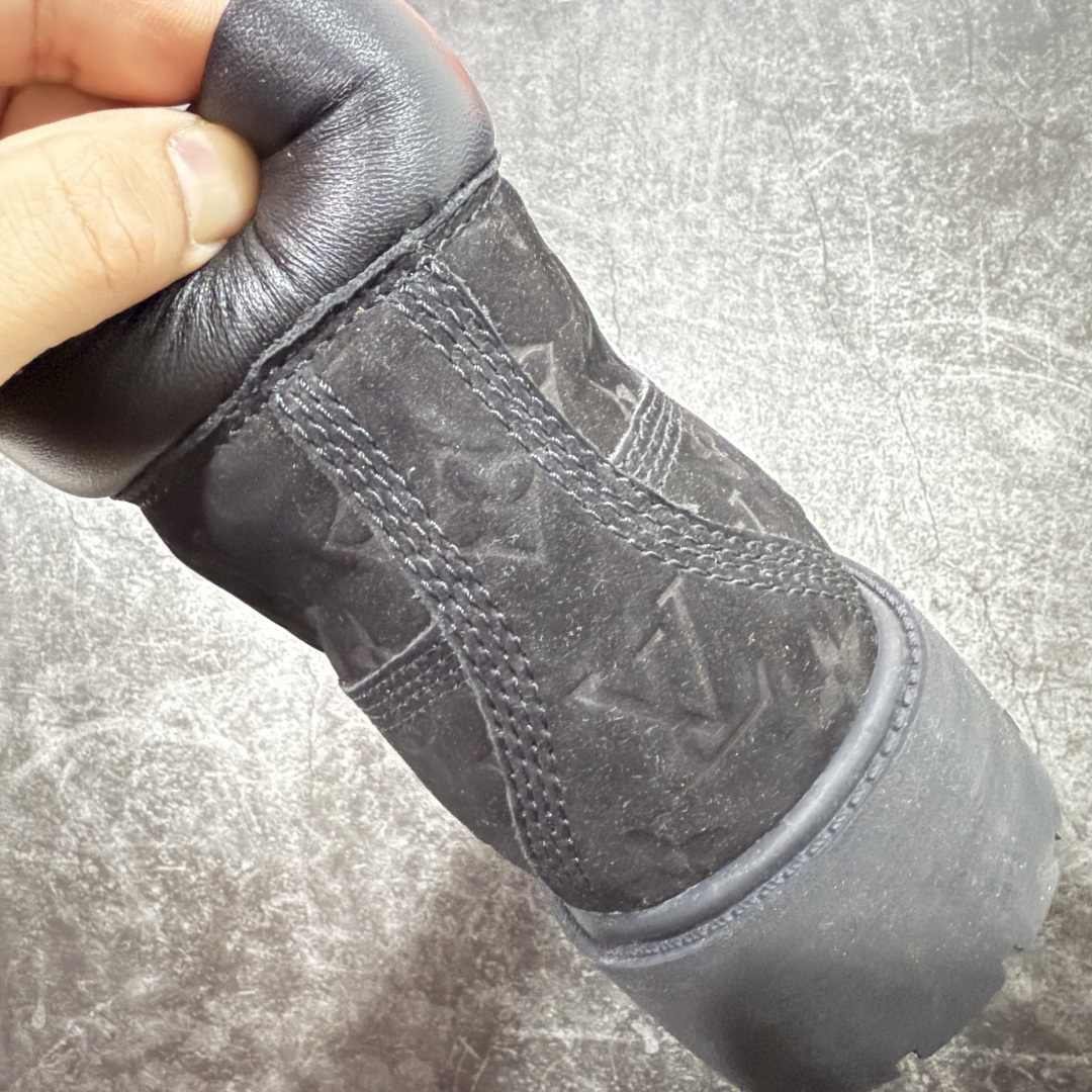 图片[2]-【莞产纯原版】Lv x Timberland Lv联名添柏岚大黄靴 黑色 原版一比一开发 顶级品质 实拍即所得 细节做工材料到位 可随意对比市场货‼️ 顶奢流量品牌与时代经典的结合之作 巴黎时装首秀 菲董亲自曝光 国内大咖 王鹤棣 王嘉尔 林俊杰 周杰伦早以上脚 LV x Timberland 鞋面取材Monogram老花压纹磨砂面牛皮革，原生踢不烂的品牌精湛工艺 重塑潮流高奢工装经典Timberland 6 英寸靴型，以美式工装格调瞩目亮相 Pharrell Williams 打造的 Monogram老花格调压纹工艺 属实24年潮流巅峰大作 全网正确版本首批出货‼️‼️ 过多细节描述 后续原版对比图一一展现。 尺码：35-45-选品中心