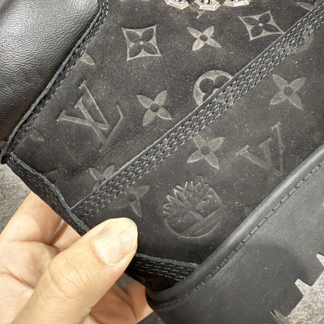 图片[3]-【莞产纯原版】Lv x Timberland Lv联名添柏岚大黄靴 黑色 原版一比一开发 顶级品质 实拍即所得 细节做工材料到位 可随意对比市场货‼️ 顶奢流量品牌与时代经典的结合之作 巴黎时装首秀 菲董亲自曝光 国内大咖 王鹤棣 王嘉尔 林俊杰 周杰伦早以上脚 LV x Timberland 鞋面取材Monogram老花压纹磨砂面牛皮革，原生踢不烂的品牌精湛工艺 重塑潮流高奢工装经典Timberland 6 英寸靴型，以美式工装格调瞩目亮相 Pharrell Williams 打造的 Monogram老花格调压纹工艺 属实24年潮流巅峰大作 全网正确版本首批出货‼️‼️ 过多细节描述 后续原版对比图一一展现。 尺码：35-45-选品中心