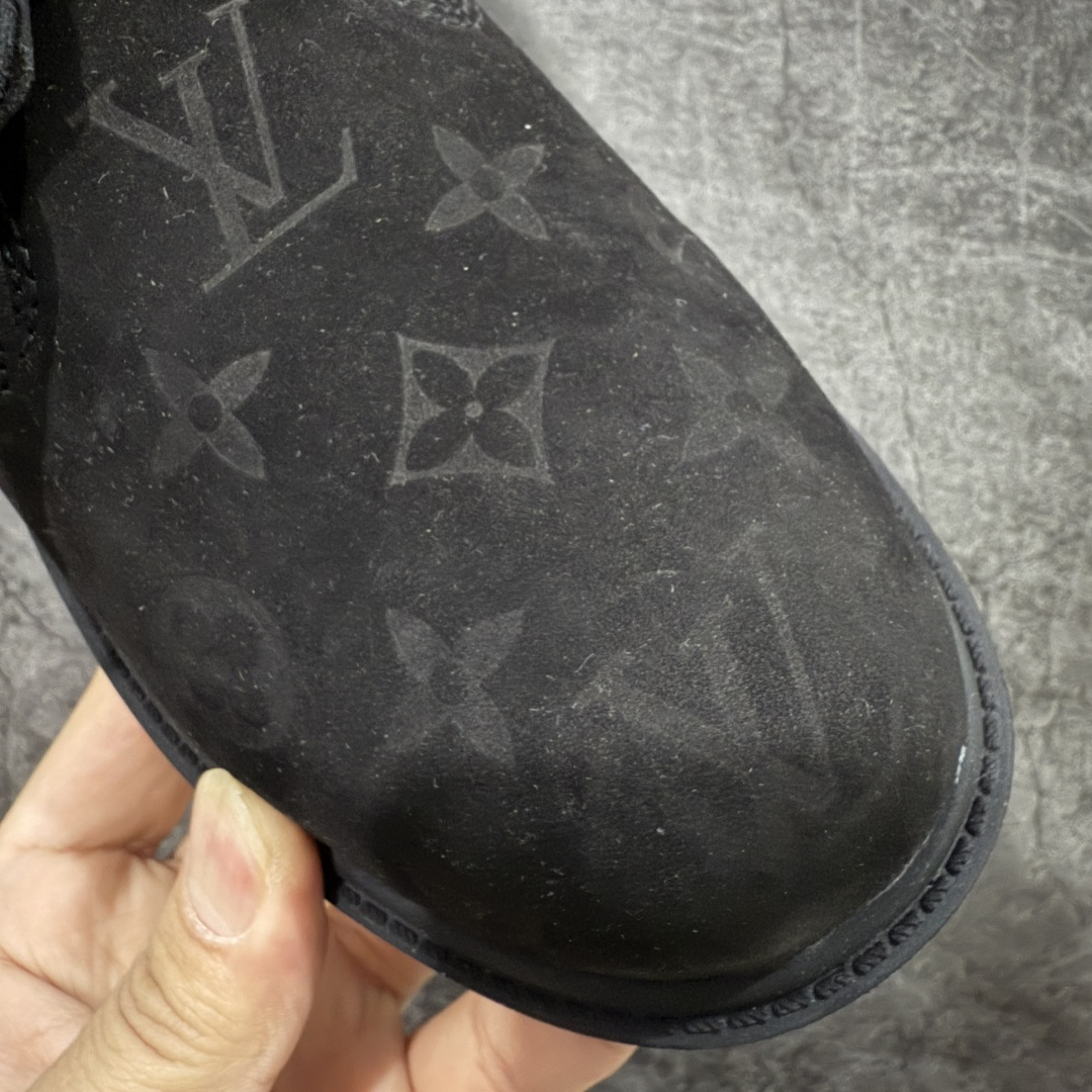 图片[5]-【莞产纯原版】Lv x Timberland Lv联名添柏岚大黄靴 黑色 原版一比一开发 顶级品质 实拍即所得 细节做工材料到位 可随意对比市场货‼️ 顶奢流量品牌与时代经典的结合之作 巴黎时装首秀 菲董亲自曝光 国内大咖 王鹤棣 王嘉尔 林俊杰 周杰伦早以上脚 LV x Timberland 鞋面取材Monogram老花压纹磨砂面牛皮革，原生踢不烂的品牌精湛工艺 重塑潮流高奢工装经典Timberland 6 英寸靴型，以美式工装格调瞩目亮相 Pharrell Williams 打造的 Monogram老花格调压纹工艺 属实24年潮流巅峰大作 全网正确版本首批出货‼️‼️ 过多细节描述 后续原版对比图一一展现。 尺码：35-45-选品中心
