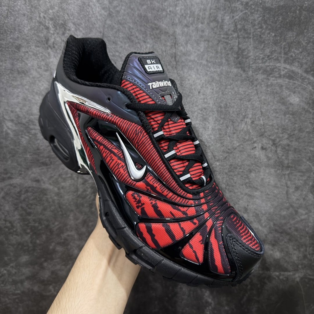 图片[3]-【PE版本】skepta x Nike Air Max Tailwind 复古运动时尚 织物合成革TPU 低帮 休闲跑步鞋 男款 CQ8714-001 这款鞋是英国说唱歌手和Nike合作款，数字打印的蓝色鞋面被黑色TPU骨架包裹，Y2K风格拉满！放射线条的鞋面设计是典型的千禧年运动元素，亮点在于完美融入了仿生图案，粗细不一的曲线营造出十足的动感，颜色也十分百搭，不得不说设计总监就是品味超群 尺码：40-45无半码-选品中心