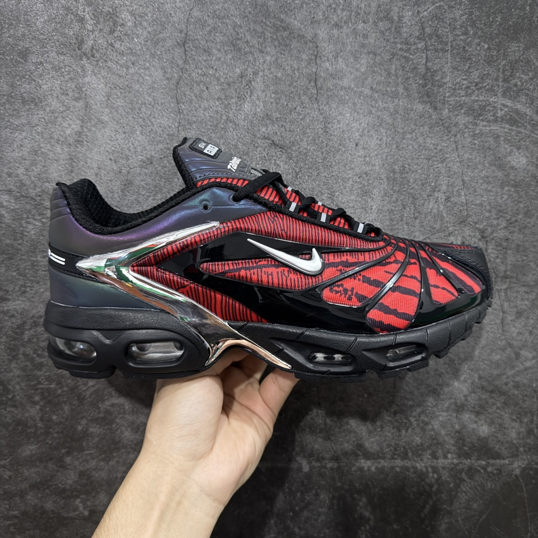 【PE版本】skepta x Nike Air Max Tailwind 复古运动时尚 织物合成革TPU 低帮 休闲跑步鞋 男款 CQ8714-001 这款鞋是英国说唱歌手和Nike合作款，数字打印的蓝色鞋面被黑色TPU骨架包裹，Y2K风格拉满！放射线条的鞋面设计是典型的千禧年运动元素，亮点在于完美融入了仿生图案，粗细不一的曲线营造出十足的动感，颜色也十分百搭，不得不说设计总监就是品味超群 尺码：40-45无半码-选品中心