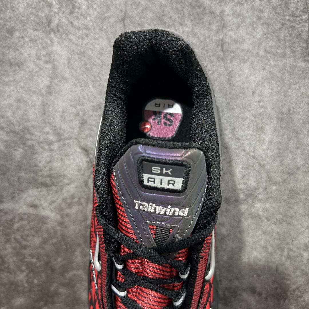 图片[8]-【PE版本】skepta x Nike Air Max Tailwind 复古运动时尚 织物合成革TPU 低帮 休闲跑步鞋 男款 CQ8714-001 这款鞋是英国说唱歌手和Nike合作款，数字打印的蓝色鞋面被黑色TPU骨架包裹，Y2K风格拉满！放射线条的鞋面设计是典型的千禧年运动元素，亮点在于完美融入了仿生图案，粗细不一的曲线营造出十足的动感，颜色也十分百搭，不得不说设计总监就是品味超群 尺码：40-45无半码-选品中心