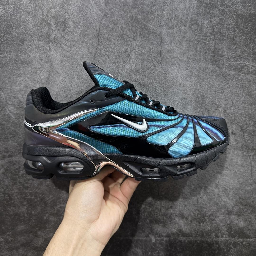 【PE版本】skepta x Nike Air Max Tailwind 复古运动时尚 织物合成革TPU 低帮 休闲跑步鞋 男款 CQ8714-001 这款鞋是英国说唱歌手和Nike合作款，数字打印的蓝色鞋面被黑色TPU骨架包裹，Y2K风格拉满！放射线条的鞋面设计是典型的千禧年运动元素，亮点在于完美融入了仿生图案，粗细不一的曲线营造出十足的动感，颜色也十分百搭，不得不说设计总监就是品味超群 尺码：40-45无半码-选品中心