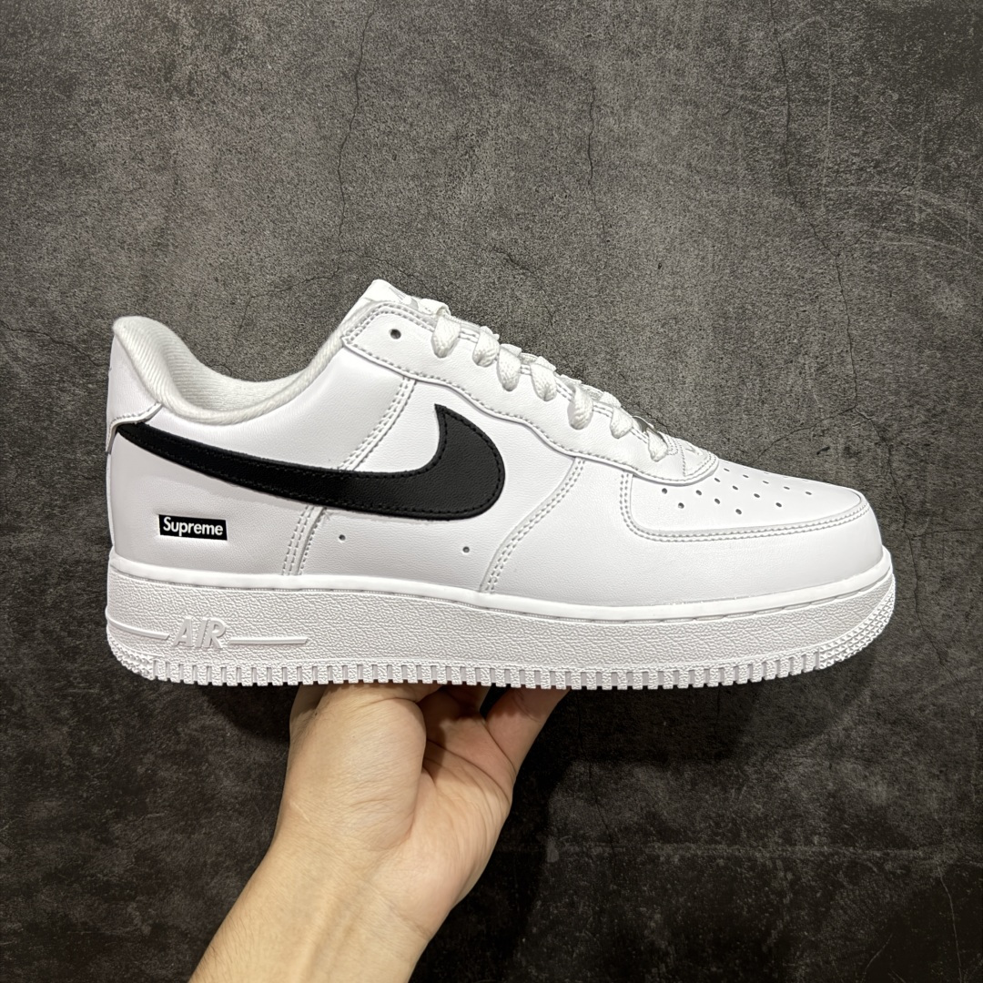 【PK纯原】Supreme x NK Air Force 1 Low \’07 空军一号低帮经典板鞋联名 白黑 CU9225-102 顶级空军 纯原大厂出品 价格实惠 吊打秒杀市场同价所有品质💪🏻 细节超级完美 全鞋电脑针车 工整有序 原厂港宝加持完美还原灵魂版型 原盒原配从里到外百分百还原 原厂全头层原厂皮料 原标原盒 内置Sole气垫 中底白色背胶 中底划线 已经无限的接近公司 原厂楦头 原厂刺绣 后跟弧度修正 正确中底四线防伪 尺码： 40 40.5 41 42 42.5 43 44 44.5 45 46 47.5-选品中心