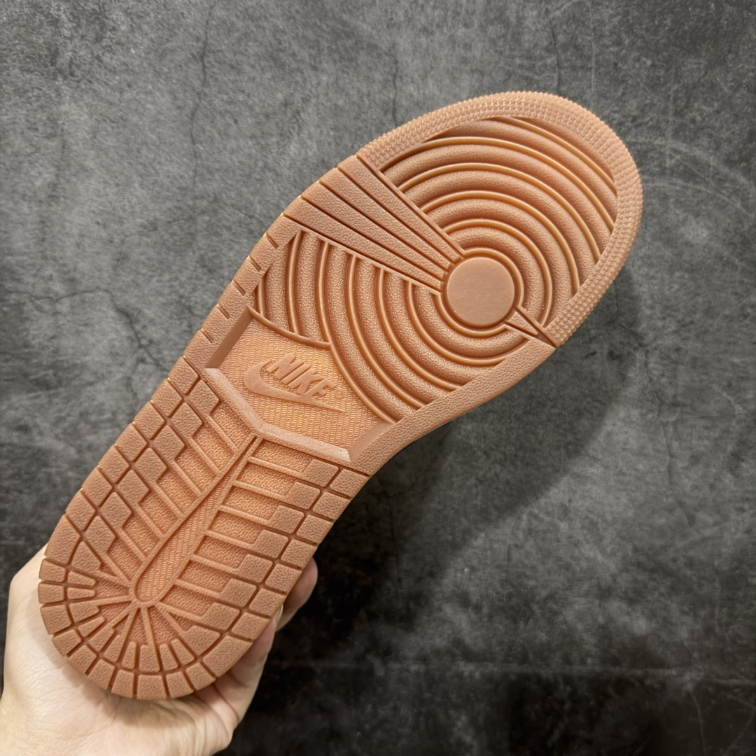 图片[9]-【原厂版】Air Jordan 1 x Travis Scott AJ1 x TS联名黄倒钩低帮 DZ4137-700 超级强悍品质 可对比市场各大纯原版本 专业aj大厂出品 对细节的把控毋庸置疑 材料也是用最接近原鞋的头层皮料 所有地方都没有做到减配 原厂鞋楦打造完美鞋型 整体鞋型以及后跟做的弧度做的非常好 鞋带为原厂打蜡鞋带 粗细程度同步原鞋 裁片清洁度到位 无明显瑕疵毛边 免修产品 正确针车 该重针 该有尖角的地方都有做到 鞋价格非常香 转手可闭眼卖高价 到手各位就知道货有多好 绝对秒杀一切同价格货品 尺码：36-47.5-选品中心