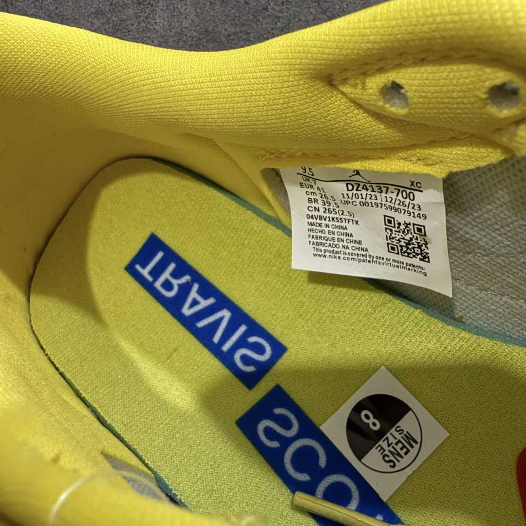 图片[7]-【原厂版】Air Jordan 1 x Travis Scott AJ1 x TS联名黄倒钩低帮 DZ4137-700 超级强悍品质 可对比市场各大纯原版本 专业aj大厂出品 对细节的把控毋庸置疑 材料也是用最接近原鞋的头层皮料 所有地方都没有做到减配 原厂鞋楦打造完美鞋型 整体鞋型以及后跟做的弧度做的非常好 鞋带为原厂打蜡鞋带 粗细程度同步原鞋 裁片清洁度到位 无明显瑕疵毛边 免修产品 正确针车 该重针 该有尖角的地方都有做到 鞋价格非常香 转手可闭眼卖高价 到手各位就知道货有多好 绝对秒杀一切同价格货品 尺码：36-47.5-选品中心