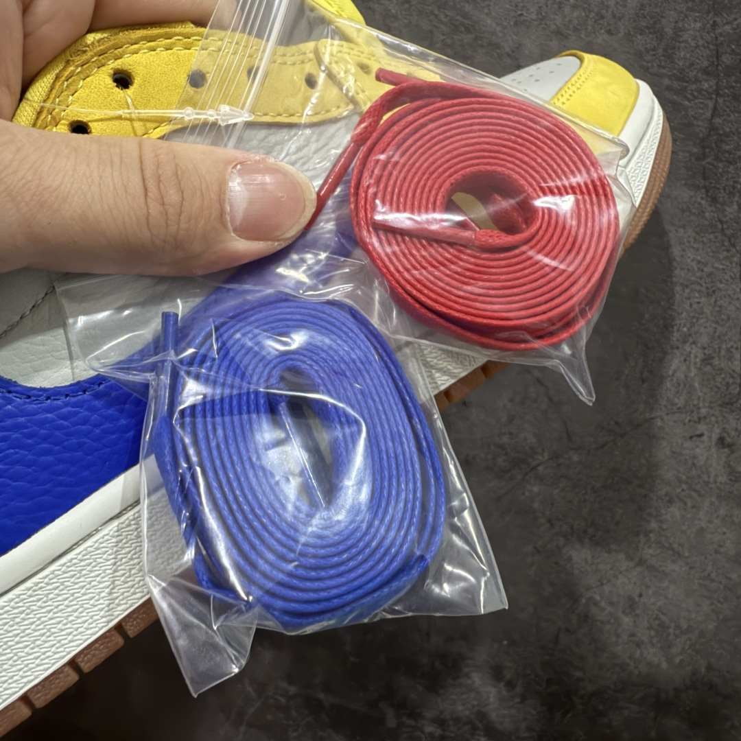 图片[9]-【原厂版】Air Jordan 1 x Travis Scott AJ1 x TS联名黄倒钩低帮 DZ4137-700 超级强悍品质 可对比市场各大纯原版本 专业aj大厂出品 对细节的把控毋庸置疑 材料也是用最接近原鞋的头层皮料 所有地方都没有做到减配 原厂鞋楦打造完美鞋型 整体鞋型以及后跟做的弧度做的非常好 鞋带为原厂打蜡鞋带 粗细程度同步原鞋 裁片清洁度到位 无明显瑕疵毛边 免修产品 正确针车 该重针 该有尖角的地方都有做到 鞋价格非常香 转手可闭眼卖高价 到手各位就知道货有多好 绝对秒杀一切同价格货品 尺码：36-47.5-选品中心