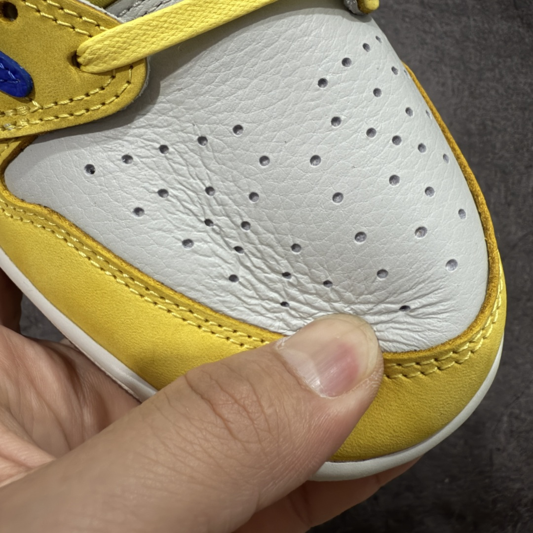 图片[5]-【原厂版】Air Jordan 1 x Travis Scott AJ1 x TS联名黄倒钩低帮 DZ4137-700 超级强悍品质 可对比市场各大纯原版本 专业aj大厂出品 对细节的把控毋庸置疑 材料也是用最接近原鞋的头层皮料 所有地方都没有做到减配 原厂鞋楦打造完美鞋型 整体鞋型以及后跟做的弧度做的非常好 鞋带为原厂打蜡鞋带 粗细程度同步原鞋 裁片清洁度到位 无明显瑕疵毛边 免修产品 正确针车 该重针 该有尖角的地方都有做到 鞋价格非常香 转手可闭眼卖高价 到手各位就知道货有多好 绝对秒杀一切同价格货品 尺码：36-47.5-选品中心