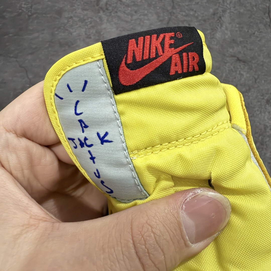 图片[6]-【原厂版】Air Jordan 1 x Travis Scott AJ1 x TS联名黄倒钩低帮 DZ4137-700 超级强悍品质 可对比市场各大纯原版本 专业aj大厂出品 对细节的把控毋庸置疑 材料也是用最接近原鞋的头层皮料 所有地方都没有做到减配 原厂鞋楦打造完美鞋型 整体鞋型以及后跟做的弧度做的非常好 鞋带为原厂打蜡鞋带 粗细程度同步原鞋 裁片清洁度到位 无明显瑕疵毛边 免修产品 正确针车 该重针 该有尖角的地方都有做到 鞋价格非常香 转手可闭眼卖高价 到手各位就知道货有多好 绝对秒杀一切同价格货品 尺码：36-47.5-选品中心