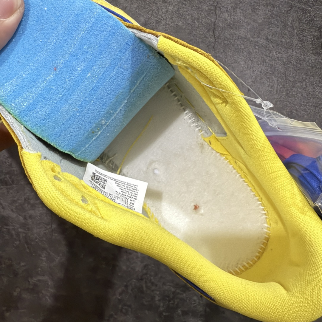 图片[8]-【原厂版】Air Jordan 1 x Travis Scott AJ1 x TS联名黄倒钩低帮 DZ4137-700 超级强悍品质 可对比市场各大纯原版本 专业aj大厂出品 对细节的把控毋庸置疑 材料也是用最接近原鞋的头层皮料 所有地方都没有做到减配 原厂鞋楦打造完美鞋型 整体鞋型以及后跟做的弧度做的非常好 鞋带为原厂打蜡鞋带 粗细程度同步原鞋 裁片清洁度到位 无明显瑕疵毛边 免修产品 正确针车 该重针 该有尖角的地方都有做到 鞋价格非常香 转手可闭眼卖高价 到手各位就知道货有多好 绝对秒杀一切同价格货品 尺码：36-47.5-选品中心