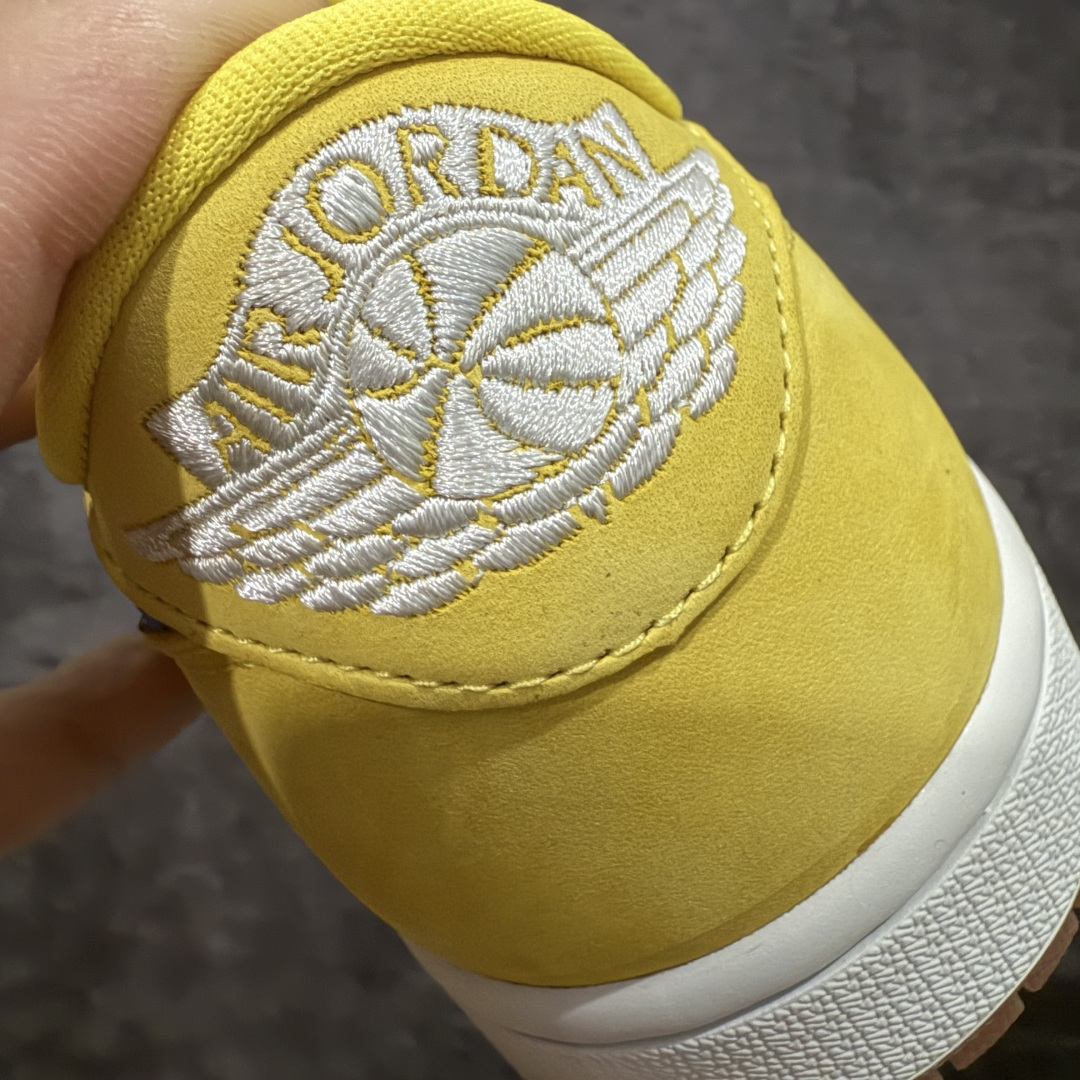 图片[2]-【原厂版】Air Jordan 1 x Travis Scott AJ1 x TS联名黄倒钩低帮 DZ4137-700 超级强悍品质 可对比市场各大纯原版本 专业aj大厂出品 对细节的把控毋庸置疑 材料也是用最接近原鞋的头层皮料 所有地方都没有做到减配 原厂鞋楦打造完美鞋型 整体鞋型以及后跟做的弧度做的非常好 鞋带为原厂打蜡鞋带 粗细程度同步原鞋 裁片清洁度到位 无明显瑕疵毛边 免修产品 正确针车 该重针 该有尖角的地方都有做到 鞋价格非常香 转手可闭眼卖高价 到手各位就知道货有多好 绝对秒杀一切同价格货品 尺码：36-47.5-选品中心